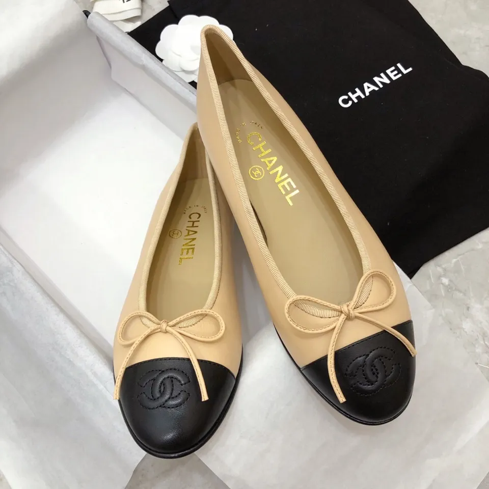 👟👟Ex-factory price 440👟👟 Chanel has been upgrading Chanel shoes ~ 2021ss top version HK overseas purchasing original cut at 1:1 Chanel Chanel Eternal Classic Bow Round Toe Ballet Shoes There are not many good quality, truly no pressure to enter and exit the counter. Regardless of the last type, leather material selection, and manufacturing process, they are all genuine craftsmanship and very sophisticated. ◾️Fabric: Mixed sheepskin imported from Italy ◾️Lining: Imported sheepskin (sweat-absorbent and soft) ◾️Sole: Italian special A-grade genuine leather sole (not ordinary thin sole in the market) ◾️Size: 35-39 [34 40 41 42 43 customization is not returnable]